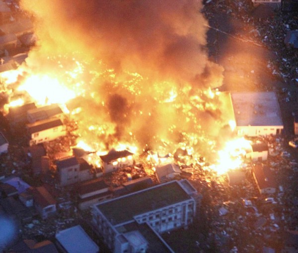 Japan earthquake 3 600x509 รวมภาพแผ่นดินไหว และคลื่นสึนามิถล่มญี่ปุ่น