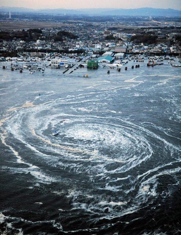 Japan earthquake 600x777 รวมภาพแผ่นดินไหว และคลื่นสึนามิถล่มญี่ปุ่น