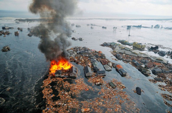 Japan earthquake cause tsunami 600x395 รวมภาพแผ่นดินไหว และคลื่นสึนามิถล่มญี่ปุ่น