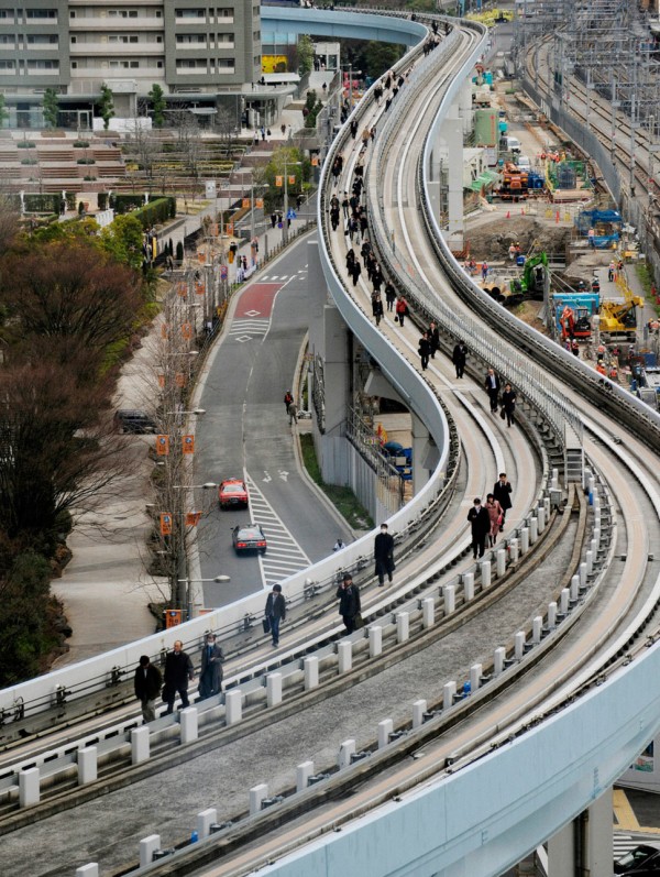 earthquake in Tokyo 600x797 รวมภาพแผ่นดินไหว และคลื่นสึนามิถล่มญี่ปุ่น