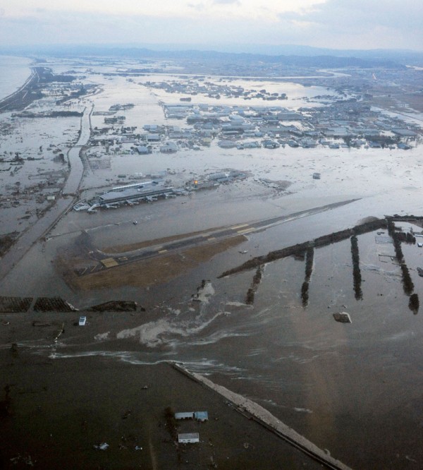 japan earthquake tsunami 600x666 รวมภาพแผ่นดินไหว และคลื่นสึนามิถล่มญี่ปุ่น