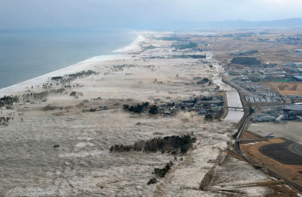 japan tsunami 3 600x392 รวมภาพแผ่นดินไหว และคลื่นสึนามิถล่มญี่ปุ่น